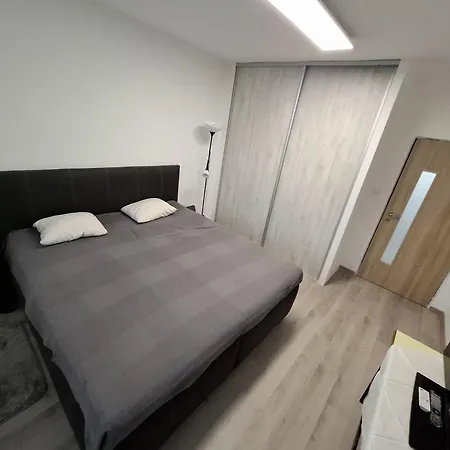 2 Izbovy 65 M2 So 4 Lozkami * 니트라