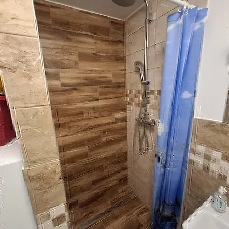 2 Izbovy 65 M2 So 4 Lozkami Апартаменты Нитра